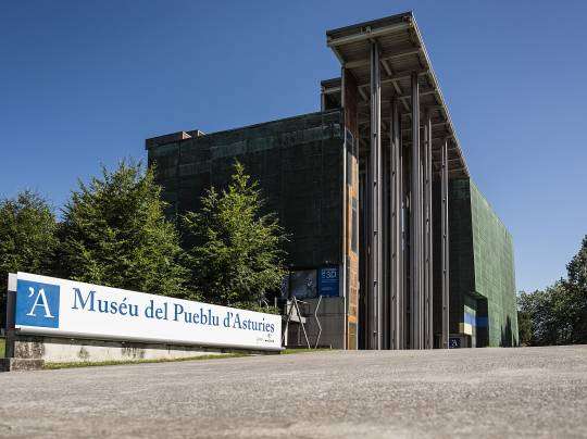 La indumentaria tradicional en Asturias: materias primas, procesos de transformación y prendas | Día Internacional de los Museos