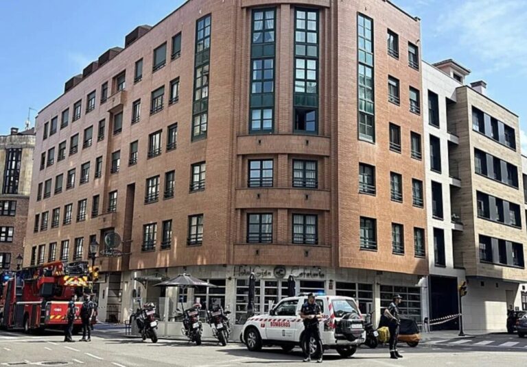 Susto en Gijón tras incendiarse la cocina de un hotel en el centro de la ciudad