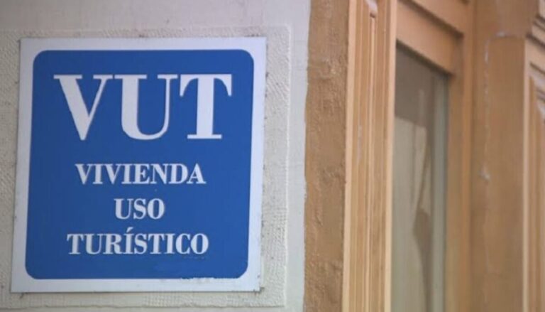 El Pleno rechaza la propuesta de Podemos para limitar las viviendas turísticas en Gijón