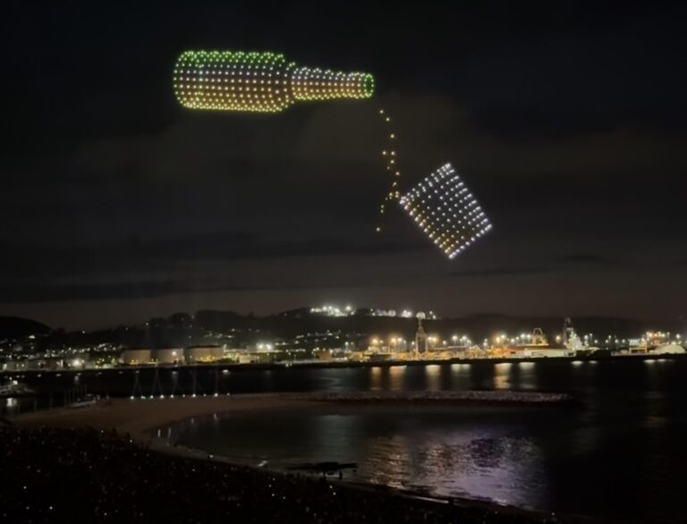 Lleno absoluto en la Playa de Poniente para disfrutar del Drone Air Show