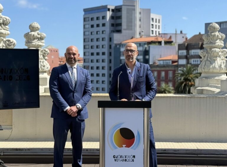 Oliver Suárez y Jesus Martínez Salvador en la presentación Gijón verano 2026. Foto de Laura García