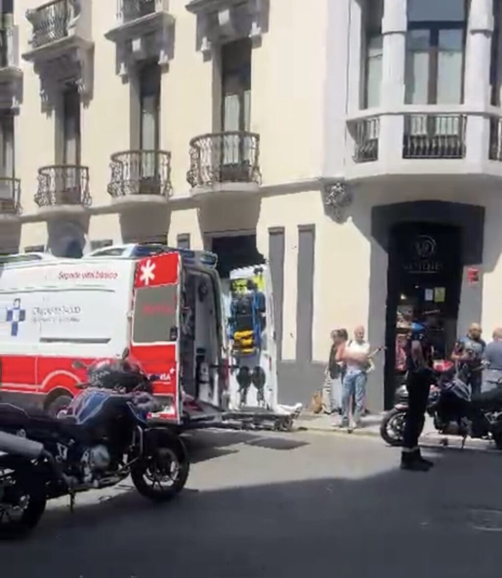 Un peatón resulta herido tras ser golpeado por un autobús de EMTUSA en la plaza del Carmen de Gijón