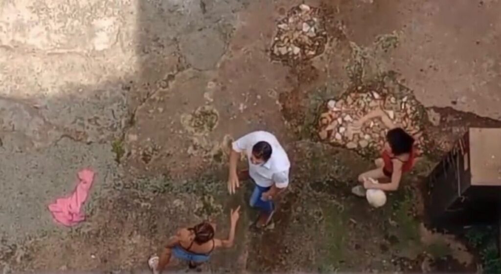 Pelea entre dos mujeres en El Coto