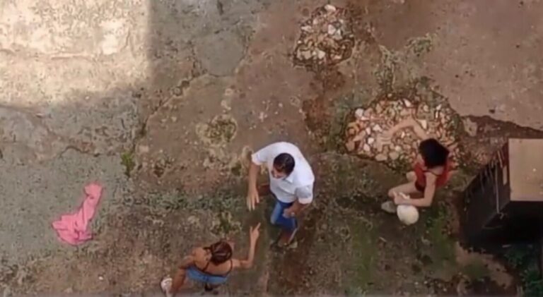 Pelea entre dos mujeres en El Coto