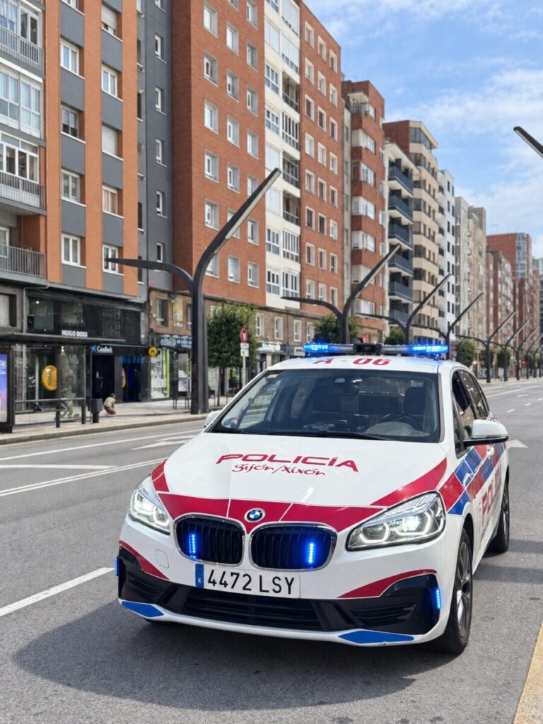 Un motorista de 65 años resulta herido grave en una colisión en la avenida de la Constitución