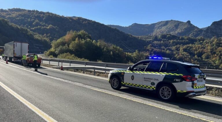 Cortada la AP-66 por la avería de un camión en Lena