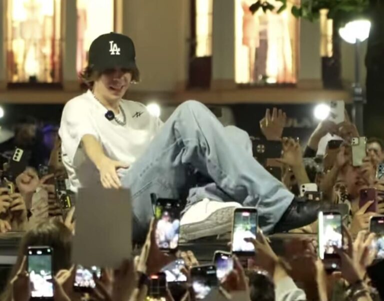 El Rubius reúne a numerosos seguidores en Gijón para presentar sus zapatillas con Siroko
