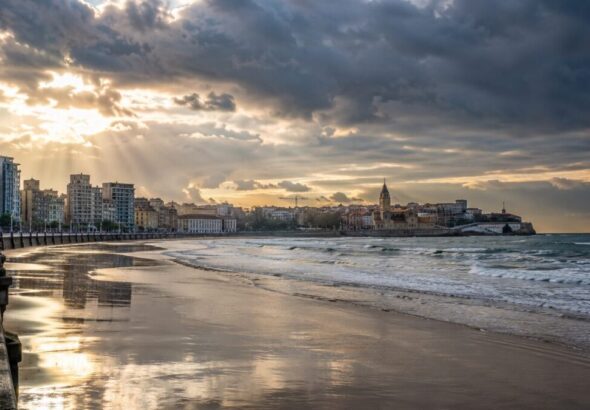 Gijón, en aviso naranja por lluvias con hasta 80 litros por metro cuadrado